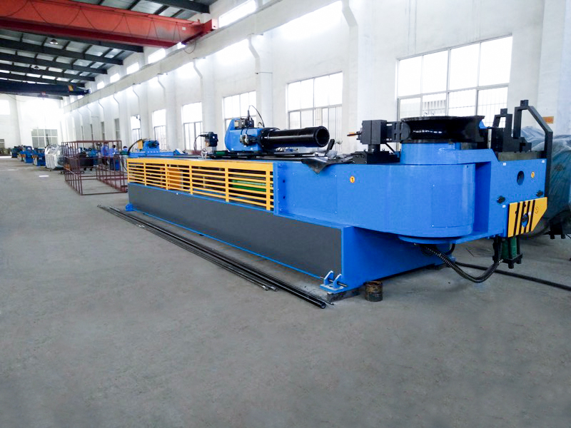 Máquina dobradeira de tubos